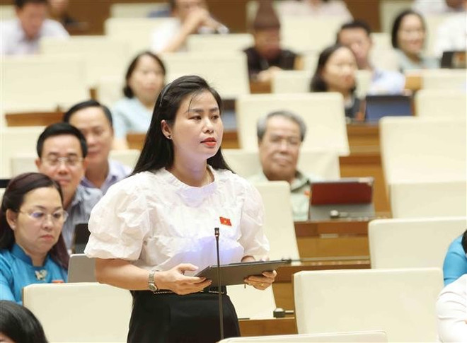 La diputada Dang Thi Bao Trinh, de la provincia de Quang Nam, plantea su pregunta. (Foto: VNA) vna-potal-quoc-hoi-chat-van-linh-vuc-giao-duc-va-dao-tao-8101283.jpg