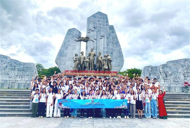 La actividad forma parte del programa del “Campamento de Verano Vietnam 2025” (Foto: VNA) vna-potal-doan-sinh-vien-thanh-nien-kieu-bao-tri-an-cac-anh-hung-liet-si-8163896.jpg