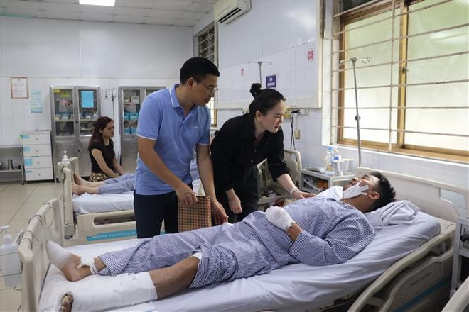 Representantes del Comité del Frente de la Patria de Vietnam en la provincia de Quang Ninh y SunGroup visitan a las víctimas en el hospital. (Foto: VNA) vna-potal-chung-tay-chia-se-noi-dau-cung-nan-nhan-vu-lat-tau-vinh-xanh-58-tren-vinh-ha-long-8160052.jpg