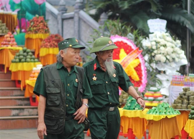 A la ceremonia asistieron muchos veteranos de guerra (Foto: VNA) vna-potal-tri-an-cac-anh-hung-liet-si-tai-gia-lai-8164196.jpg