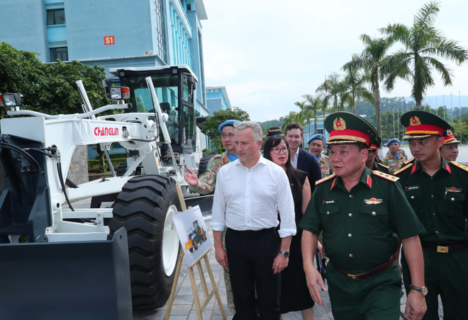 Los delegados visitan la exposición de suministros y equipos patrocinados por el Ministerio de Defensa australiano para el Departamento de Mantenimiento de la Paz de Vietnam (Foto: VNA) vna-potal-le-ban-giao-vat-tu-trang-thiet-bi-cua-bo-quoc-phong-austraylia-cho-luc-luong-gin-giu-hoa-binh-viet-nam-8206013.jpg