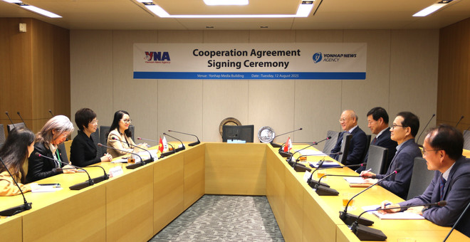 Panorama de la reunión (Foto: VNA) vna-potal-va-yonhap-trao-doi-thoa-thuan-hop-tac-nghiep-vu-trong-giai-doan-moi-8206253.jpg