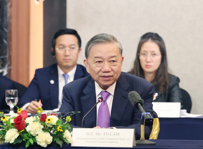 El secretario general del Partido Comunista de Vietnam, To Lam, habla en el encuentro (Foto: VNA) vna-potal-tong-bi-thu-to-lam-gap-go-mot-so-tap-doan-lon-cua-han-quoc-8205611.jpg