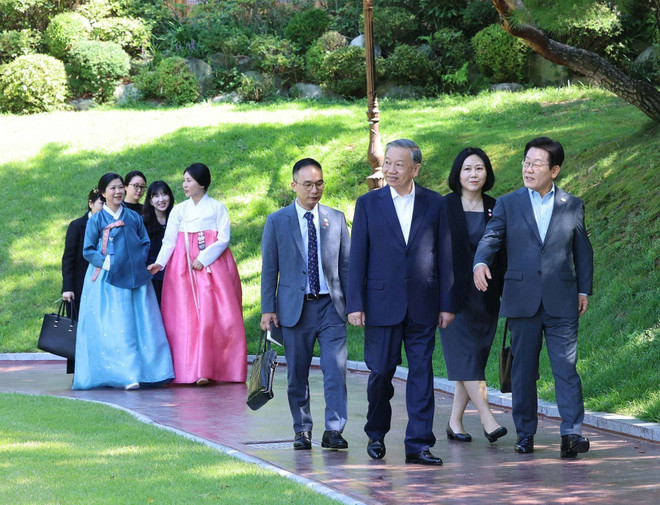 El secretario general del PCV, To Lam, y el presidente de Corea del Sur, Lee Jae Myung, junto con sus esposas, pasean por la Casa Azul (Foto: VNA) vna-potal-tong-bi-thu-to-lam-va-phu-nhan-xem-bieu-dien-nghe-thuat-truyen-thong-han-quoc-8204727.jpg