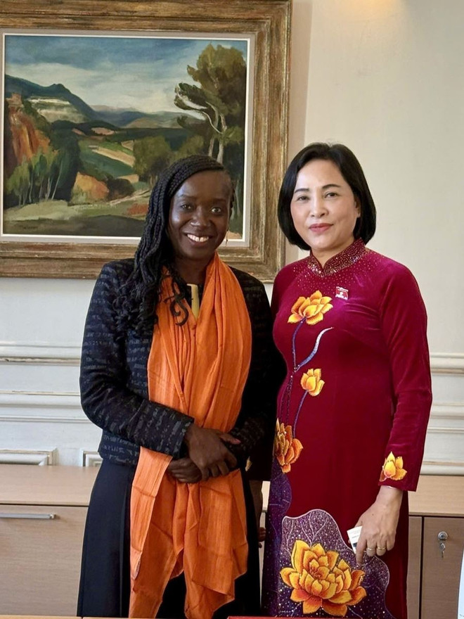 La vicepresidenta de la Asamblea Nacional de Vietnam, Nguyen Thi Thanh, se reúne con la subtitular de la Asamblea Nacional de Francia, Nadège Abomangoli (Foto: VNA) vietnam-phap-11072025-07a.jpg