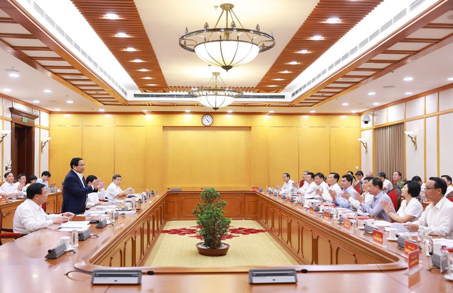 El primer ministro Pham Minh Chinh trabaja con el buró ejecutivo del Comité del Partido en la provincia de Lam Dong (Foto: VNA) vna-potal-thu-tuong-chu-tri-lam-viec-voi-ban-thuong-vu-cac-tinh-uy-an-giang-va-lam-dong-8254334.jpg