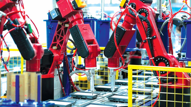 Las autoridades pertinentes deben adoptar políticas para apoyar a las empresas en el acceso y la aplicación de la inteligencia artificial, la transformación digital y la transición verde. (Foto: VietnamPlus) 02-robot-hoa-khau-lap-rap-san-pham-3.jpg