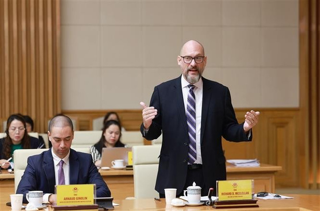 Richard D. McClellan, fundador y director ejecutivo de RMAC Advisory, habla en la cita (Foto: VNA) vna-potal-thu-tuong-chu-tri-hoi-nghi-tham-van-ve-thanh-lap-trung-tam-tai-chinh-quoc-te-tai-viet-nam-8379583.jpg