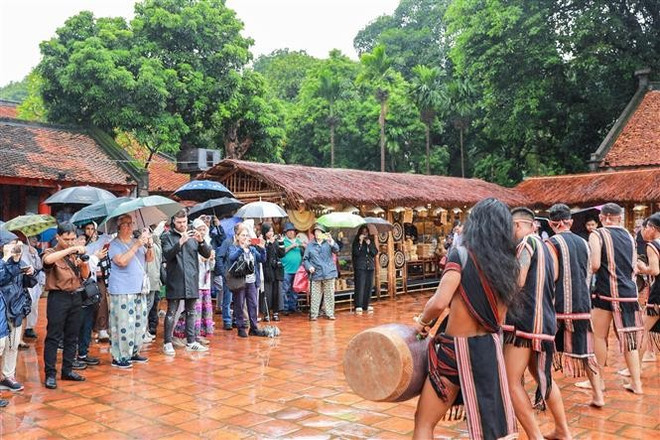 Los visitantes recorren la zona de exposición de pueblos artesanales tradicionales. (Foto: VNA) vna-potal-thang-long-festival-2025-hanh-trinh-hoi-tu-di-san-8379685.jpg