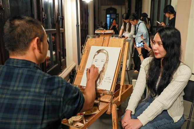 Demostraciones de pintura en vivo a cargo de artistas en el Museo Nacional de Bellas Artes de Vietnam (Foto: VNA) vna-potal-trai-nghiem-dem-bao-tang-tai-bao-tang-my-thuat-viet-nam-8378950.jpg