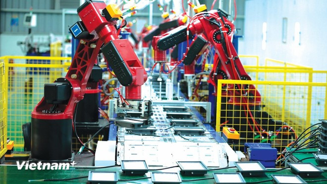 La etapa de enero a marzo estuvo marcada por una combinación de oportunidades y obstáculos (Foto: Vietnam+) 02-robo-hoa-khau-lap-rap-san-pham-3.jpg