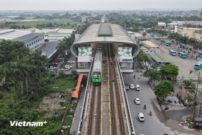 Hanoi y Ciudad Ho Chi Minh prevén poner en funcionamiento 17 líneas ferroviarias urbanas con una longitud combinada de 752 kilómetros para 2035. (Foto: VietnamPlus) tau-cat-linh-7979.jpg