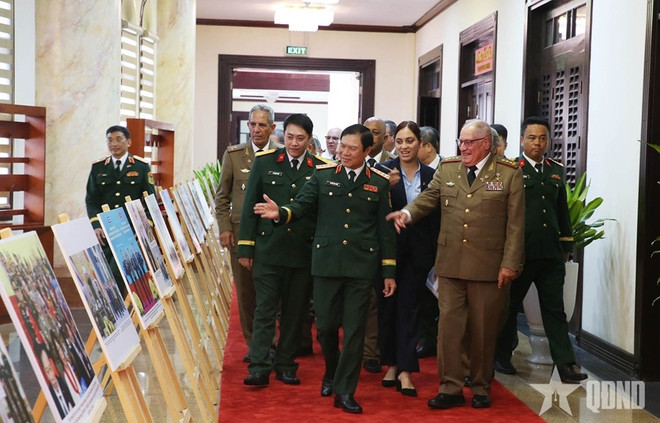 Los delegados visitan una exposición sobre la cooperación entre Vietnam y Cuba (Foto: qdnd.vn) img-0429.jpg