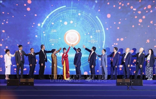 El primer ministro Pham Minh Chinh y los delegados lanzan la Alianza de Fabricantes de Industrias de Apoyo de Vietnam. (Foto: VNA) lien-minh-kt.jpg