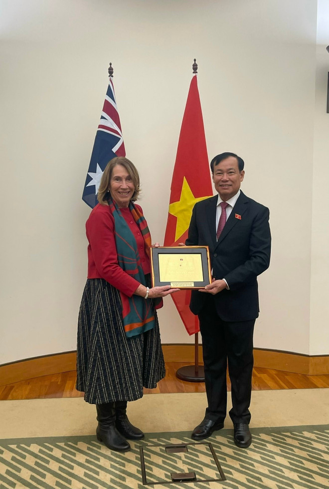 El jefe de la Comisión de Defensa, Seguridad y Relaciones Exteriores de la Asamblea Nacional de Vietnam, Le Tan Toi, se reúne con la presidenta del Senado de Australia, Sue Lines (Foto: VNA) vna-potal-doan-dai-bieu-uy-ban-quoc-phong-an-ninh-va-doi-ngoai-cua-quoc-hoi-tham-va-lam-viec-tai-australia-8238097.jpg