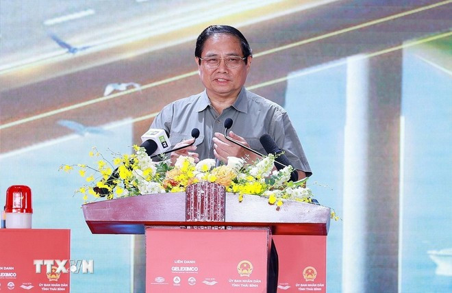 El primer ministro de Vietnam, Pham Minh Chinh, interviene en la cita (Foto: VNA) 1208-thu-tuong-du-khoi-cong-cao-toc-ninh-binh-hai-phong-5.jpg