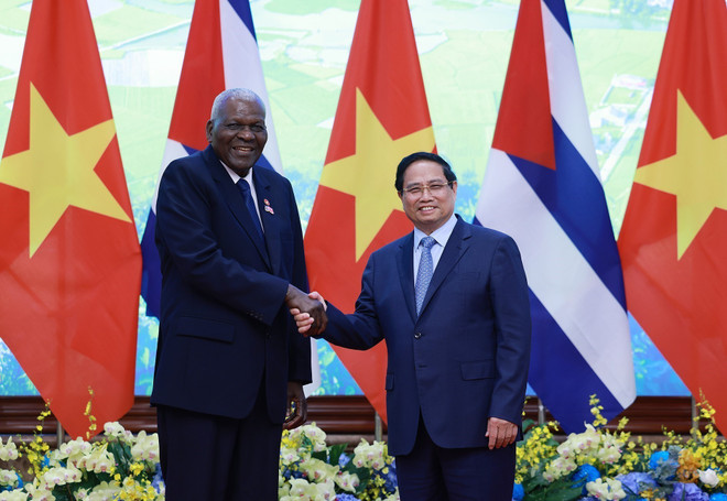 El primer ministro de Vietnam, Pham Minh Chinh, se reúne con el presidente de la Asamblea Nacional del Poder Popular y del Consejo de Estado de Cuba, Esteban Lazo Hernández (Foto: VNA) vna-potal-thu-tuong-hoi-kien-chu-tich-quoc-hoi-cuba-esteban-lazo-hernandez-8310519.jpg