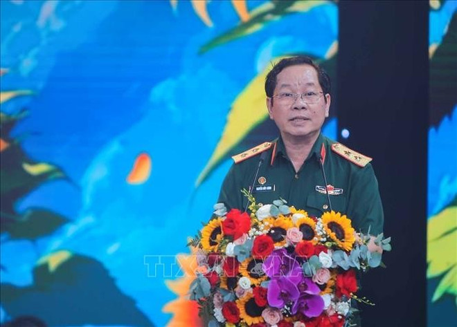 El teniente general Nguyen Huu Chinh, presidente de la VAVA, interviene en la cita (Foto: VNA) theo-anh-binh-minh-030825-2.jpg