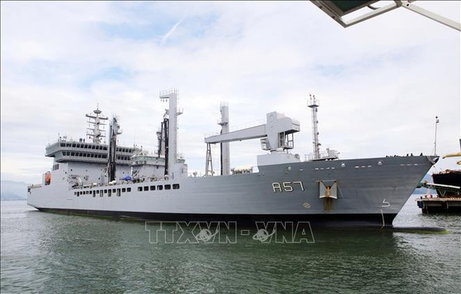 El petrolero de la Armada india Shakti atraca en el puerto de Tien Sa, Da Nang (Foto: VNA) tu-hai-quan-an-do-24072025-01.jpg