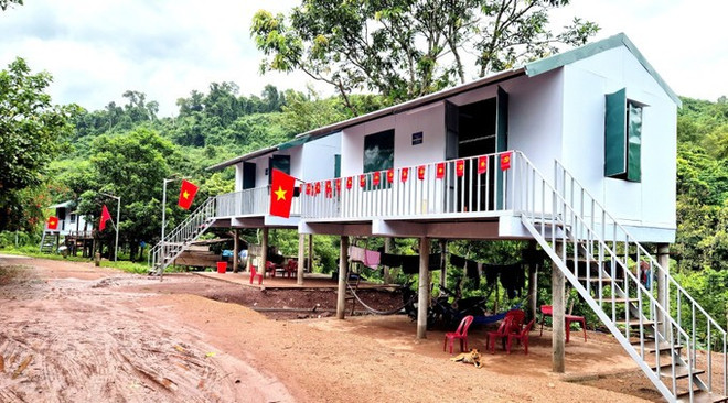 Una vivienda nueva para las familias pobres de las minorías étnicas en la zona limítrofe (Foto: VNA) truong-son-27825-10.jpg