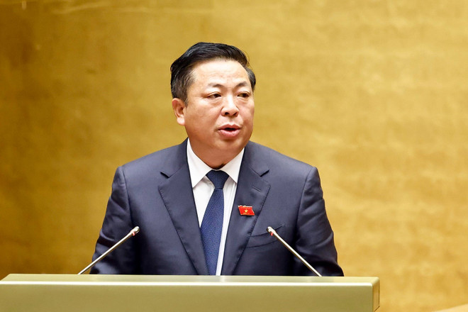 El ministro de Construcción, Tran Hong Minh, interviene en la sesión (Foto: VNA) bo-truong-bo-xay-dung-tran-hong-minh-thua-uy-quyen-cua-thu-tuong-chinh-phu-trinh-bay-to-trinh-du-thao-nghi-quyet-cua-quoc-hoi-ve-thi-diem-ve-mot-so-co-che-chinh-sach-dac-thu-phat-trien-nha-o-xa-hoi-anh-doan-tan.jpg