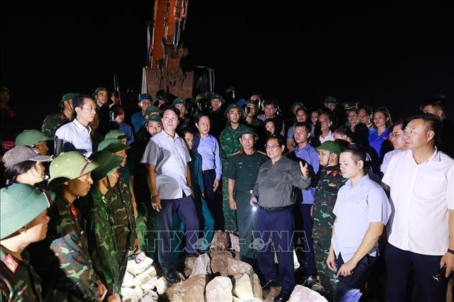 El primer ministro Pham Minh Chinh dirige las obras de refuerzo del dique marítimo Hai Thinh III. (Foto: VNA) pmc2.jpg