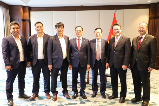 El viceprimer ministro y canciller de Vietnam, Bui Thanh Son, se reúne con la junta directiva de la empresa EuroPlas (Foto: VNA) vna-potal-viet-nam-va-ai-cap-nhat-tri-day-manh-hop-tac-kinh-te-thuong-mai-va-dau-tu-8192260.jpg
