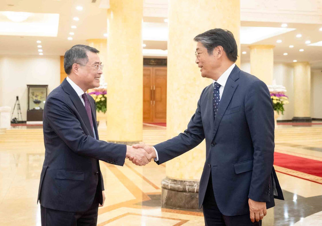 El miembro del Buró Político, secretario del Comité Central del Partido Comunista de Vietnam, jefe de su Comisión de Organización y presidente del Grupo Parlamentario de Amistad Vietnam-Japón, Le Minh Hung (izquierda), recibe al embajador de Tokio en Hanoi, Ito Naoki. (Foto: VNA) vna-potal-truong-ban-to-chuc-trung-uong-tiep-dai-su-nhat-ban-tai-viet-nam-ito-naoki-8191949.jpg