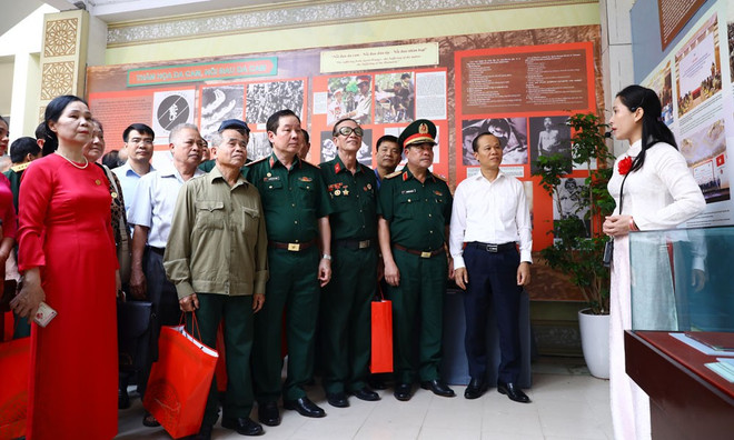 Delegados visitan la exposición (Foto: https://baobacgiang.vn/) 076a9791.jpg