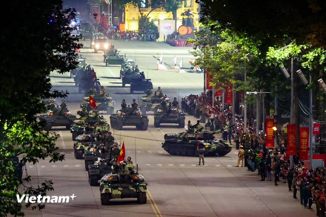 Desfile de vehículos blindados en la Plaza Ba Dinh. (Foto: VNA) xe-tang-3.jpg
