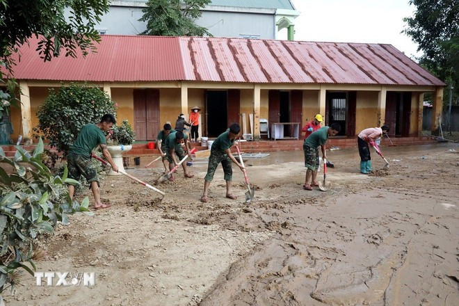 Oficiales y soldados del Batallón 6, Regimiento 12, División 3, de la Región Militar 1, ayudan a la escuela secundaria de la comuna de Yen Binh, en la provincia de Lang Son, a limpiar las aulas y el recinto escolar. (Foto: VNA) truong-hoc-lang-son-2.jpg