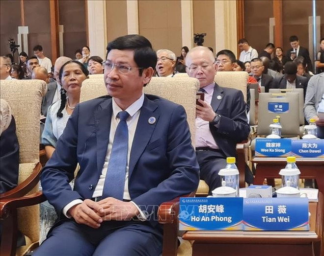 Ho An Phong, viceministro de Cultura, Deportes y Turismo de Vietnam, participa en la sesión sobre el intercambio y el aprendizaje mutuo entre civilizaciones para el desarrollo y la prosperidad global (Foto: VNA) doi-thoai-2.jpg