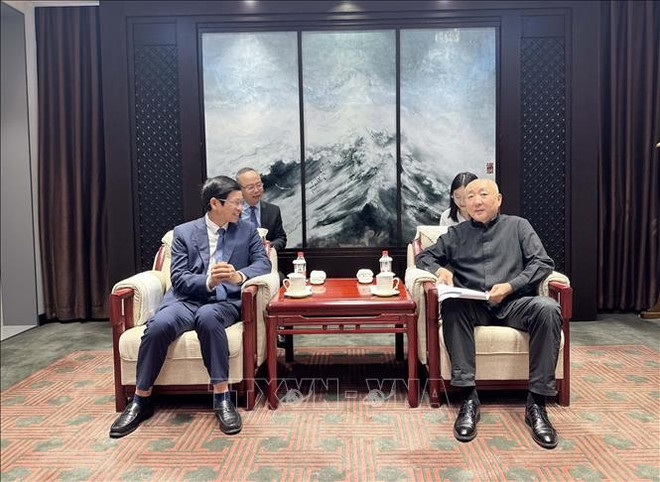 Ho An Phong, viceministro de Cultura, Deportes y Turismo de Vietnam, se reúne con Gao Zheng, viceministro de Cultura y Turismo de China (Foto: VNA) doi-thoai-4.jpg