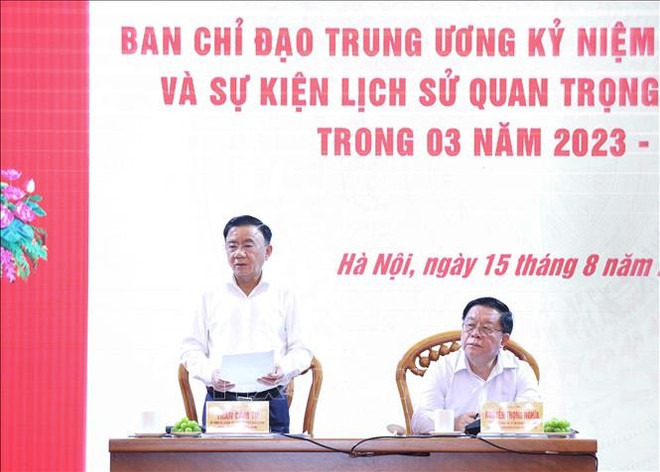 El miembro del Buró Político y permanente del Secretariado del Comité Central del Partido Comunista de Vietnam, Tran Cam Tu, preside la reunión (Foto: VNA) hop-ban-chi-dao.jpg