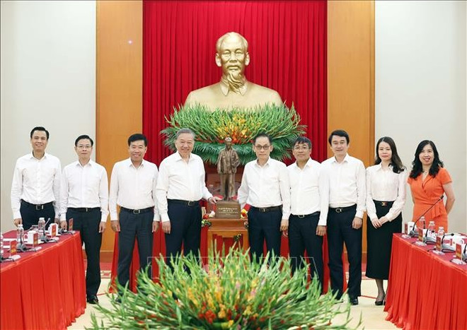 El secretario general del PCV, To Lam, regala una estatua del Presidente Ho Chi Minh al Ministerio de Relaciones Exteriores. (Foto: VNA) uuid01a57640-b2ba-4f2f-b2d5-697698a7c5c7code001library1type1mode1loctruecaptrue.jpg
