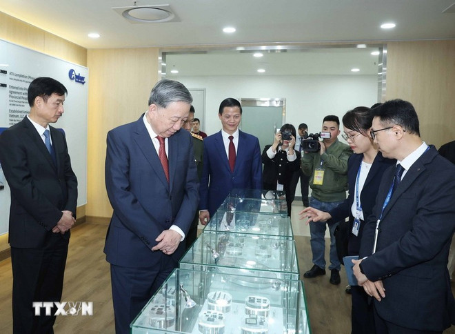 El secretario general del Partido Comunista de Vietnam, To Lam, visita la empresa Amkor Technology Vietnam en el Parque Industrial Yen Phong II-C, provincia de Bac Ninh. (Foto: VNA) tong-bi-thu.jpg
