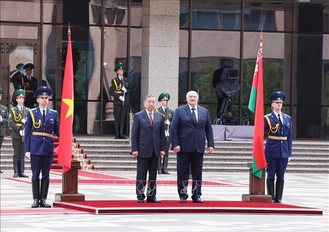 En la ceremonia de bienvenida (Foto: VNA) vna-potal-le-don-tong-bi-thu-to-lam-tham-cap-nha-nuoc-toi-belarus-stand.jpg
