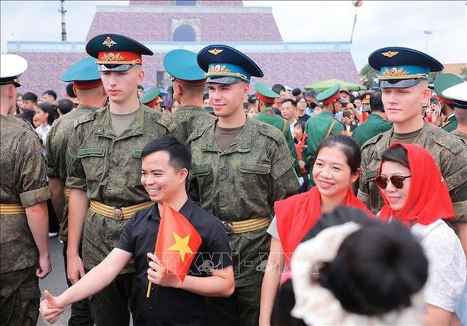 La gente se toma fotos con los oficiales rusos (Foto: VNA) doan-nga.jpg