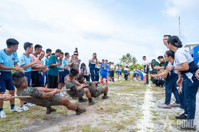 Las armadas de ambos países participan en una competencia de tira y afloja. (Foto: qdnd.vn) giao-luu-hai-quan-philippines-vietnam-song-tu-dong-4.jpg
