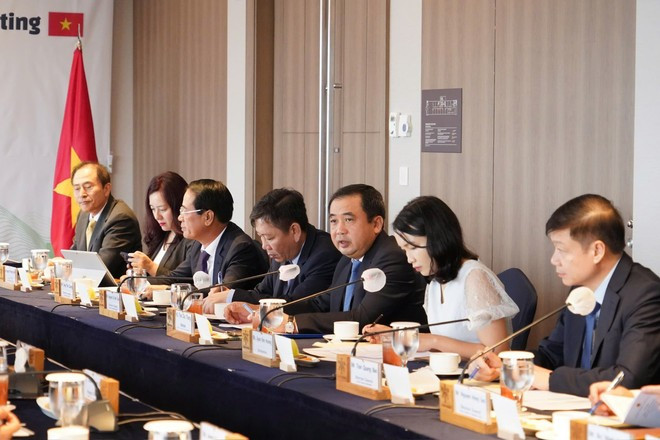 El ministro interino de Agricultura y Medio Ambiente de Vietnam, Tran Duc Thang, dialoga con el ministro del KFS, Lim Sang-seop, el 8 de agosto. (Foto: VietnamPlus) ong-thang.jpg