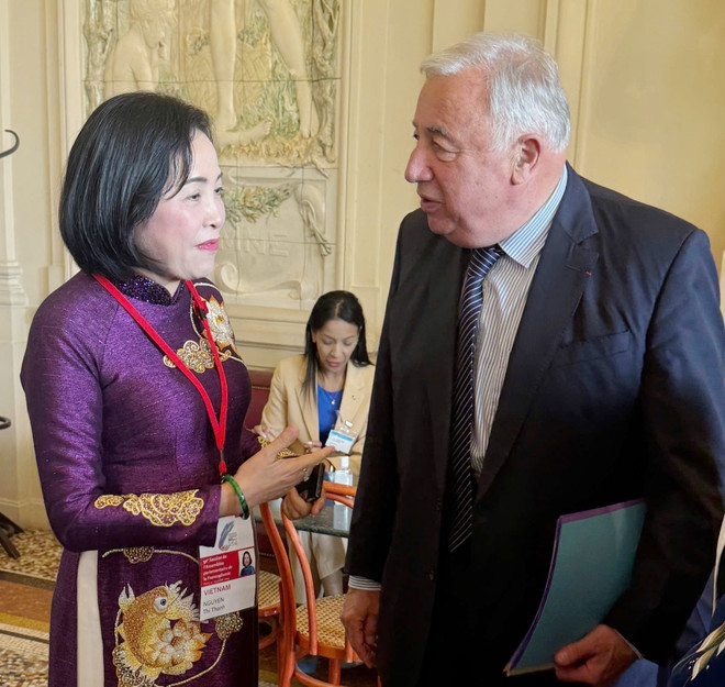 La vicepresidenta de la Asamblea Nacional vietnamita Nguyen Thi Thanh se reúne con el titular del Senado francés, Gérard Larcher, al margen de la cita (Foto: VNA) vna-potal-viet-nam-khang-dinh-vai-tro-quan-trong-tai-dai-hoi-dong-lien-minh-nghi-vien-phap-ngu-lan-thu-50-8146100.jpg
