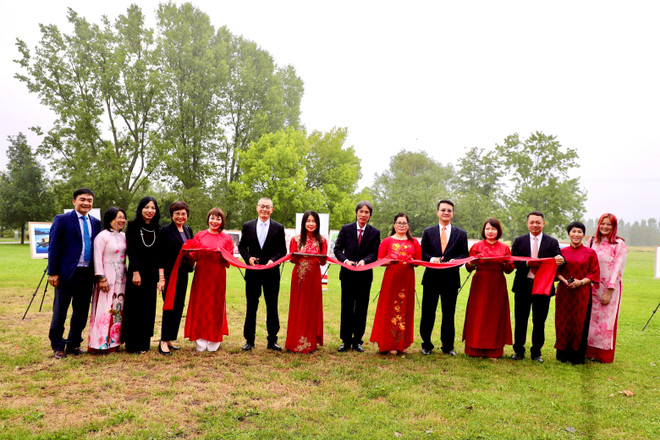 Acto de inauguración (Foto: VNA) vna-potal-trien-lam-anh-viet-nam-to-them-sac-mau-cho-vuon-the-gioi-berlin-8145814-1.jpg