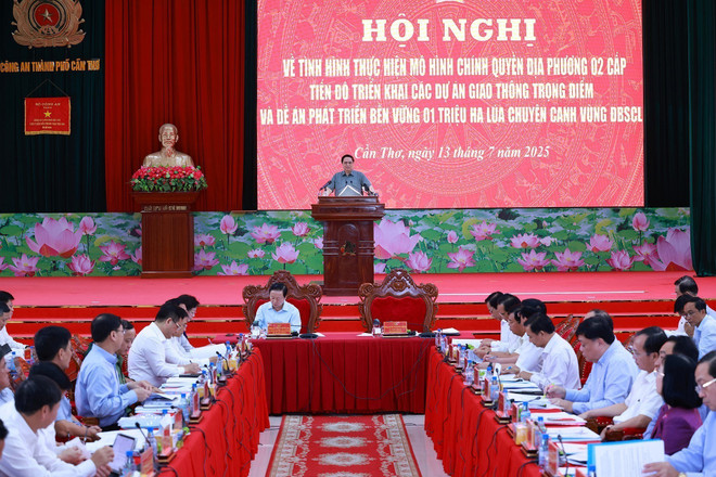 Panorama de la reunión (Foto: VNA) vna-potal-thu-tuong-chu-tri-hoi-nghi-ve-thuc-hien-chinh-quyen-hai-cap-va-trien-khai-du-an-trong-diem-vung-dbscl-8146028.jpg