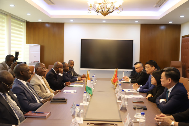 El vicepresidente de la Asamblea Nacional de Vietnam, Vu Hong Thanh, se reúne con el ministro de Relaciones Exteriores, Integración Africana y de los Marfileños en el Exterior, Kacou Houadja Léon Adom. (Foto: VNA) vna-potal-hoat-dong-cua-pho-chu-tich-quoc-hoi-vu-hong-thanh-tai-cote-divoire-8145626.jpg