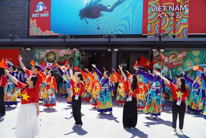 Los colores amarillo y rojo de Vietnam se funden con los tonos brillantes y vibrantes de la alegre danza japonesa. (Foto: Vietnam+) e062abf86a7be225bb6a16.jpg