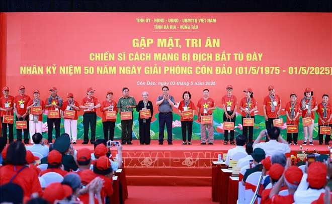 El primer ministro de Vietnam, Pham Minh Chinh, entrega regalos simbólicos a los prisioneros políticos revolucionarios y a sus familias (Foto: VNA) uuidf03cd016-8f33-44ec-a217-109c198d6190code001library1type1mode1loctruecaptrue.jpg