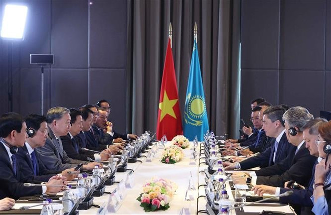 En la reunión (Foto: VNA) vna-potal-tong-bi-thu-to-lam-hoi-kien-thu-tuong-kazakhstan-8016223.jpg
