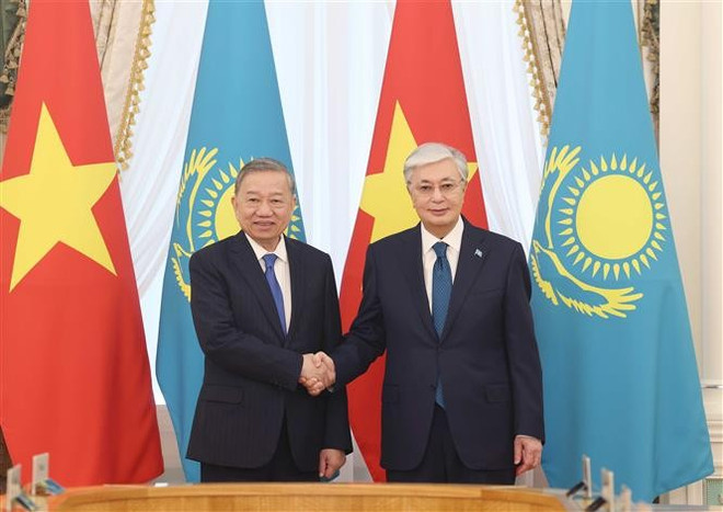 El secretario general del Partido Comunista de Vietnam, To Lam (izquierda), y el presidente de Kazajistán, Kassym-Jomart Tokayev (Foto: VNA) vna-potal-tong-thong-kazakhstan-don-va-hoi-dam-voi-tong-bi-thu-to-lam-8015370.jpg