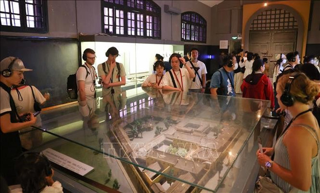 El sitio de reliquia de la prisión de Hoa Lo atrae a numerosos turistas nacionales e internacionales. (Foto: VNA) hoa-lo-41224-1.jpg