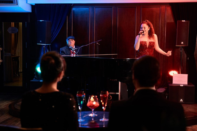 Los espectadores pueden interactuar con los artistas al escuchar la música en vivo durante el crucero nocturno (Foto: VNA) img-1119-20250703082128.jpg